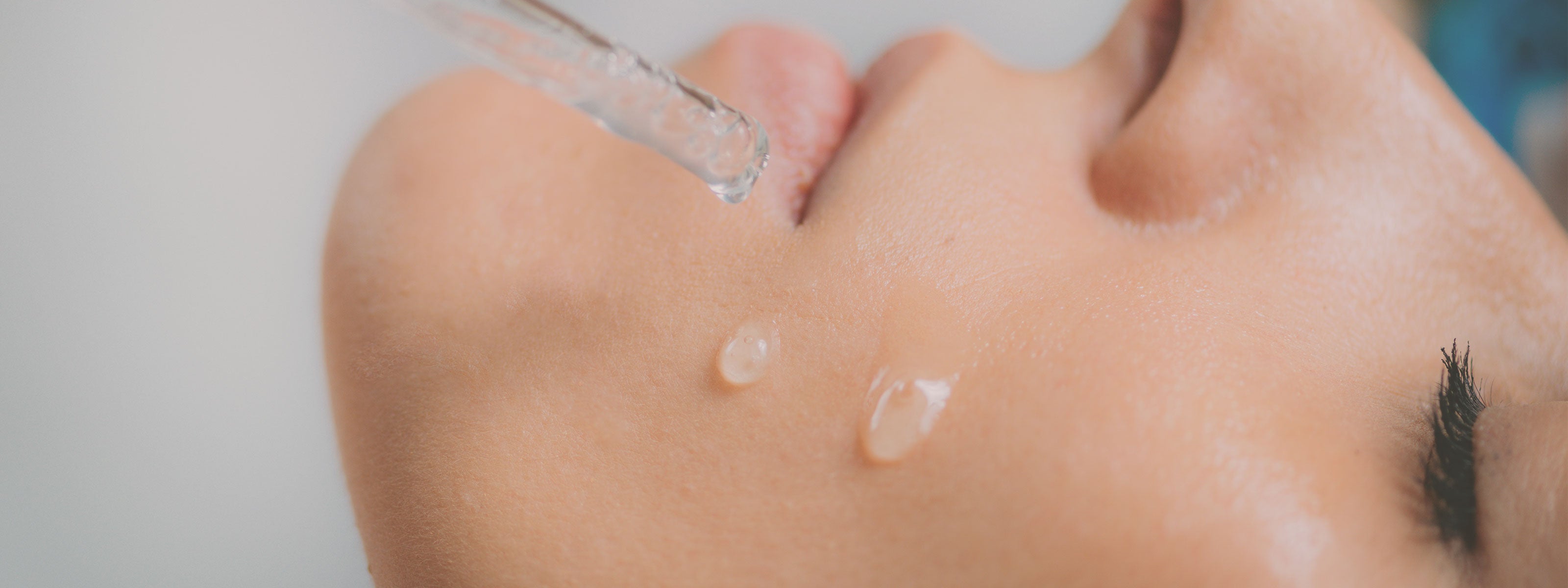 ACIDO IALURONICO: IL SEGRETO DELLA BIOTECNOLOGIA PER UNA PELLE SENZA TEMPO