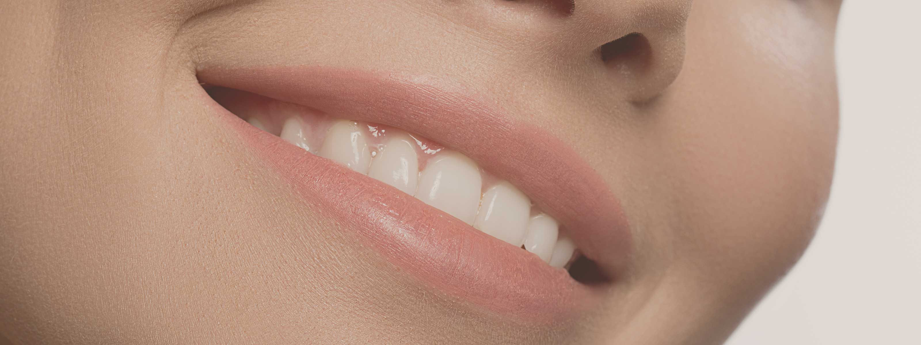 COME MANTENERE I DENTI BIANCHI: I CONSIGLI PER PRESERVARE IL COLORE NATURALE DEL SORRISO