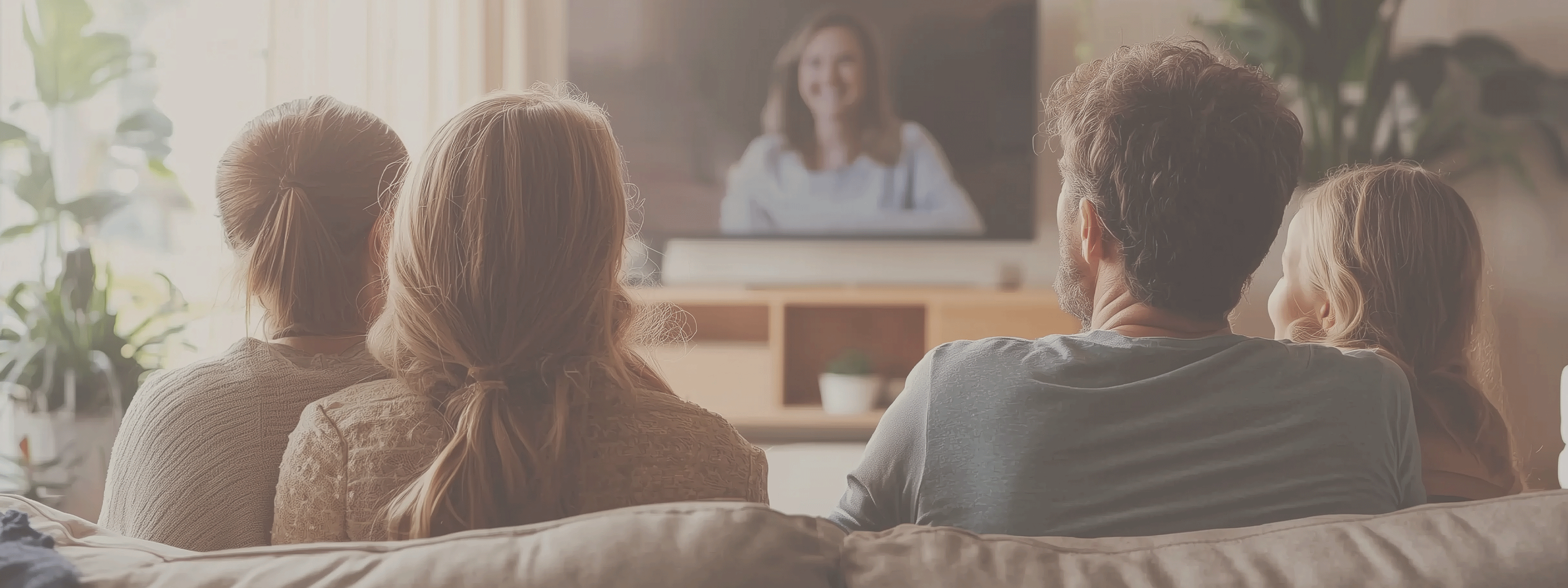 Donna che osserva una confezione di cosmetico leggendo le indicazioni in etichetta, a simboleggiare l’importanza di claim veritieri e trasparenti secondo il Regolamento cosmetici 1223/2009.